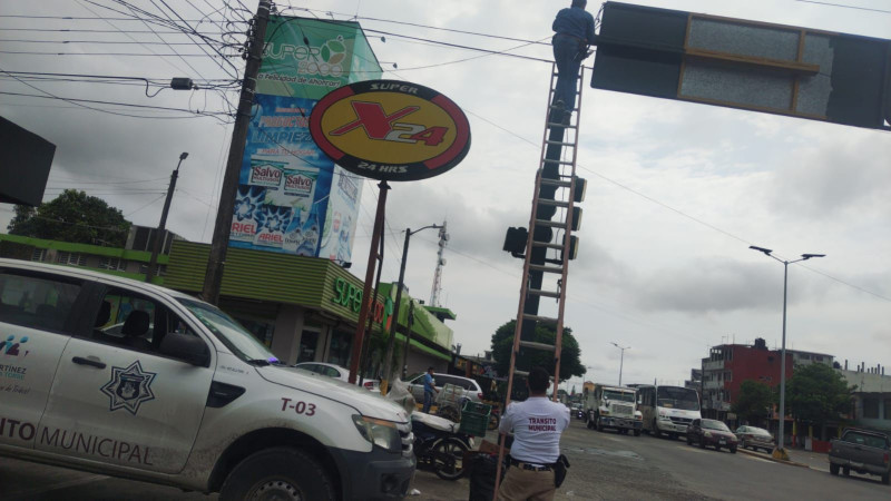 Ayuntamiento repara semáforos en el ciudad